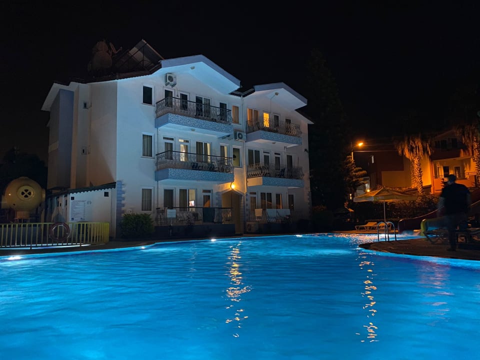 Pool Side Papaya Apart Hotel