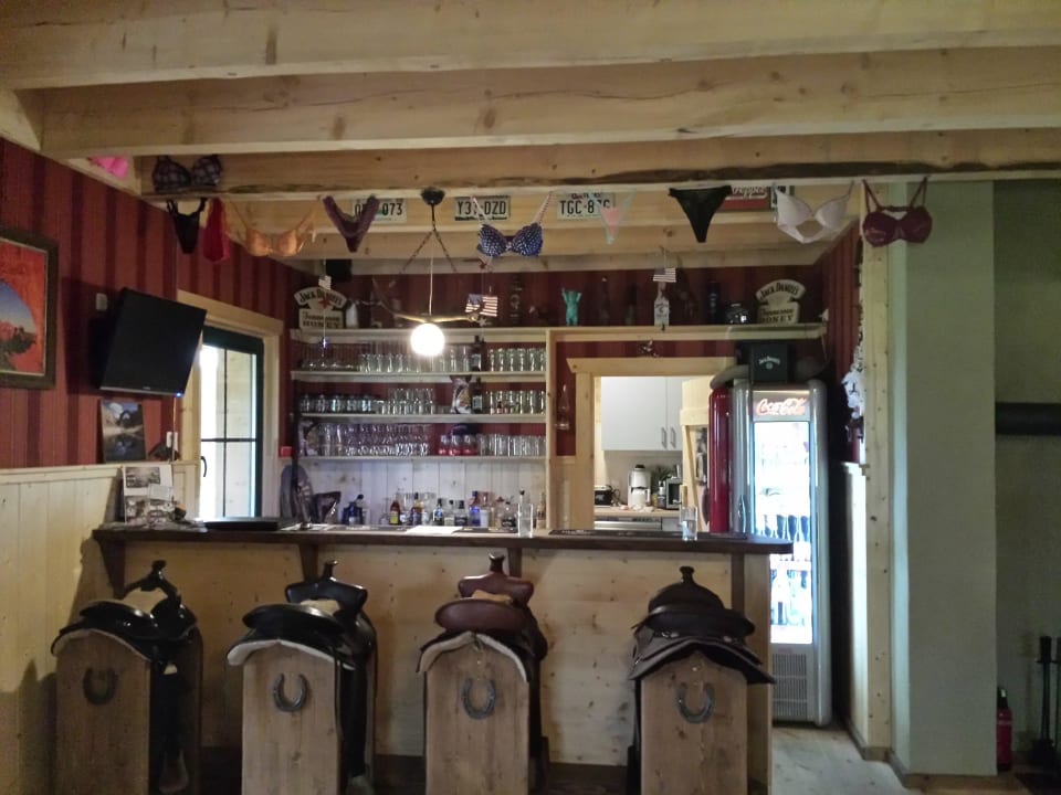 Ein Blick in die Bar Horse Lake Ranch Ferienanlage