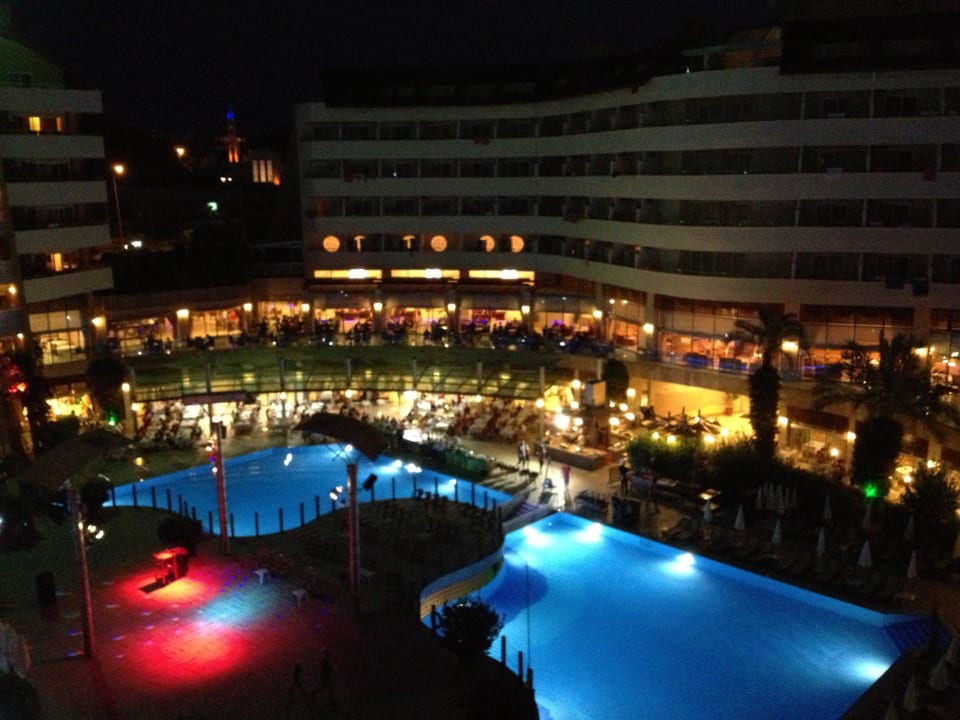 Pool in der Nacht Alaiye Resort & Spa
