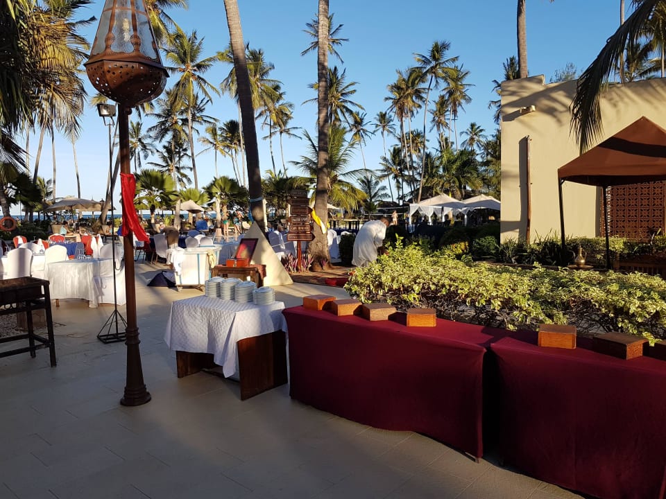 Abenddinner am Pool  TUI Blue Bahari Zanzibar