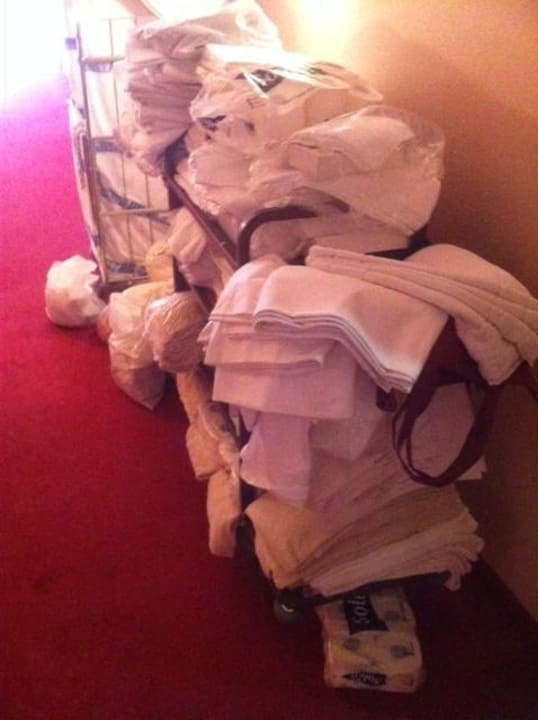 Frische und dreckige Wäsche durcheinander  Flur Riessersee Hotel