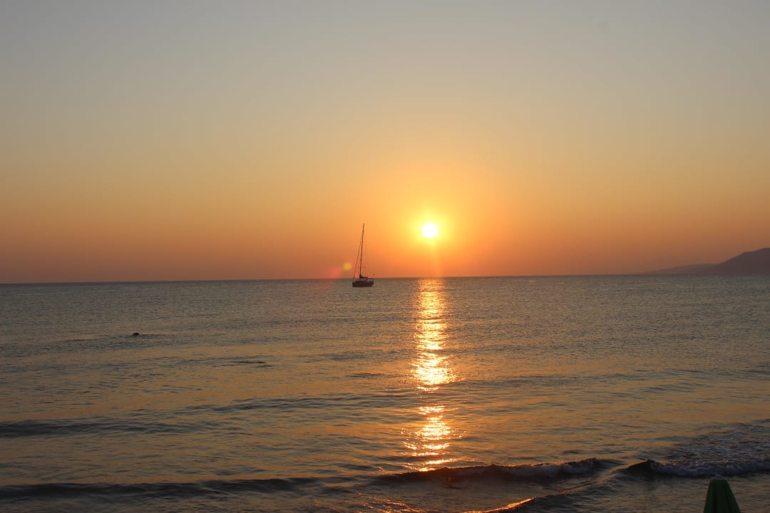 Sonnenaufgang vorm Hotel Corissia Beach Hotel