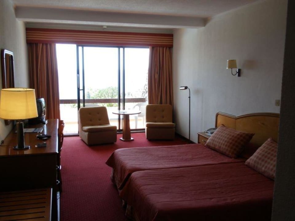 Blick ins Zimmer Caloura Hotel Resort