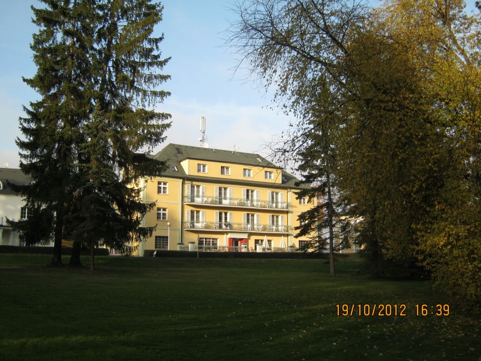 Pohled z parku na hotel Hotel Lazensky Jirasek