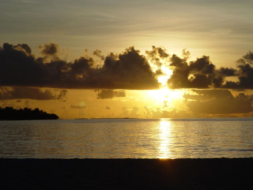 Goldener Sonnenuntergang Kuramathi Maldives