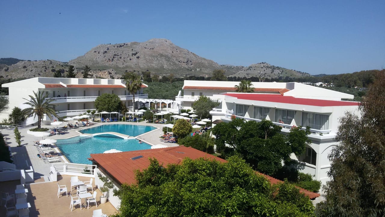 Blick zum Pool Niriides Hotel
