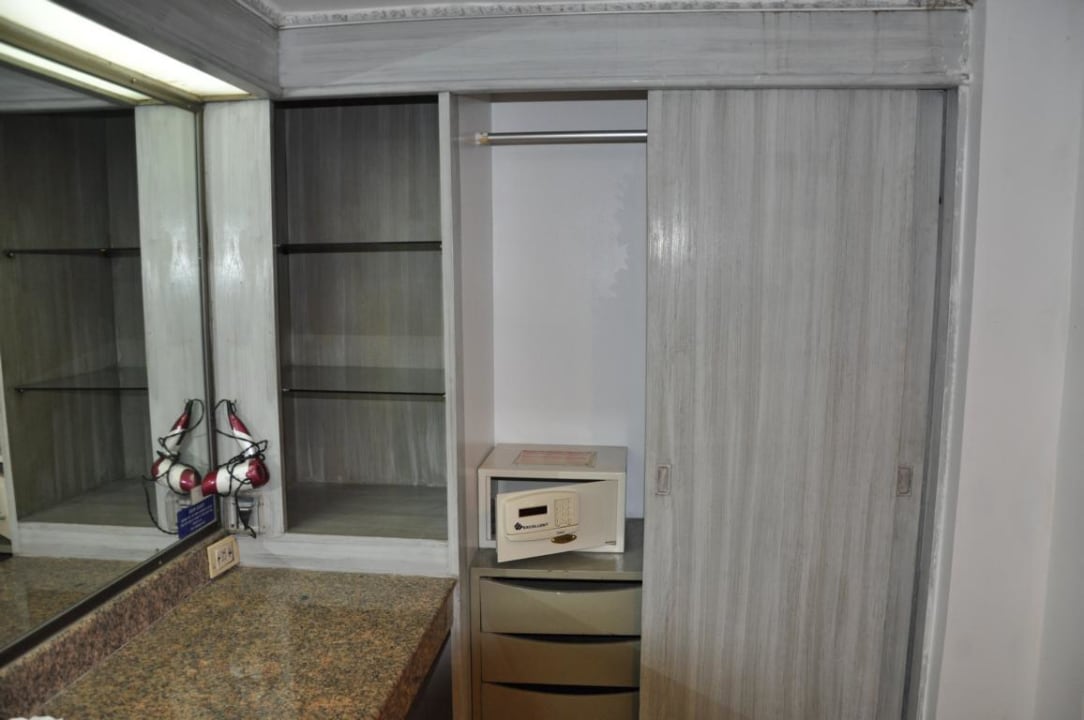 Tresor und reichlich Ablage im Bad Basaya Beach Hotel & Resort