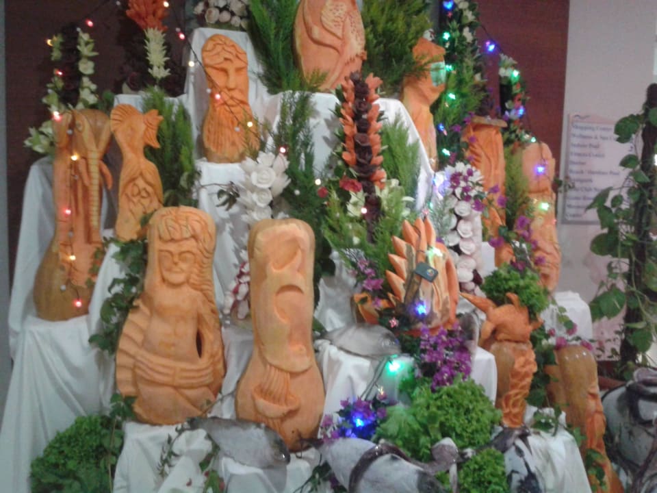 Un die unzähligen Schnitzfiguren Adalya Ocean Deluxe