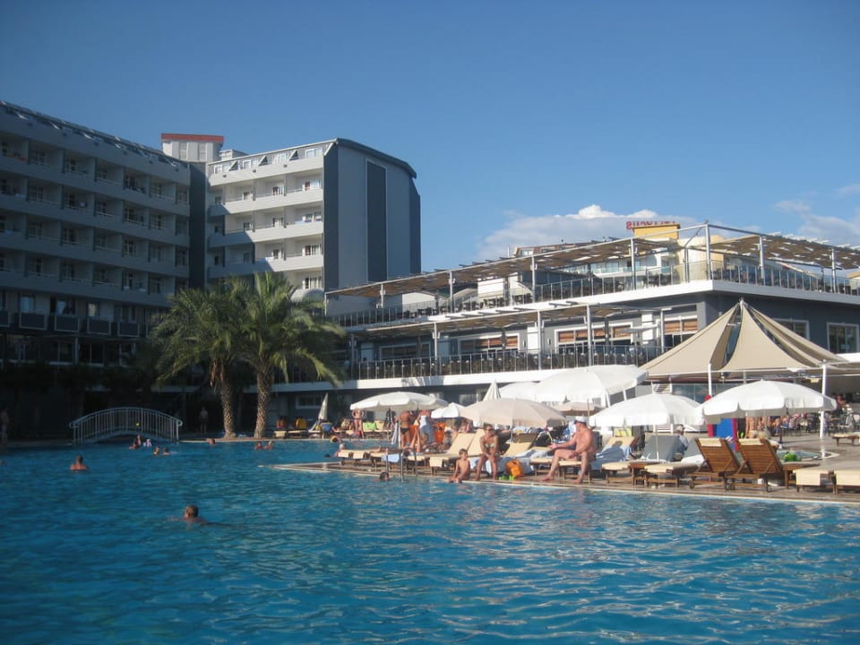 Haupthaus und Pool Mira Meridia Beach Hotel