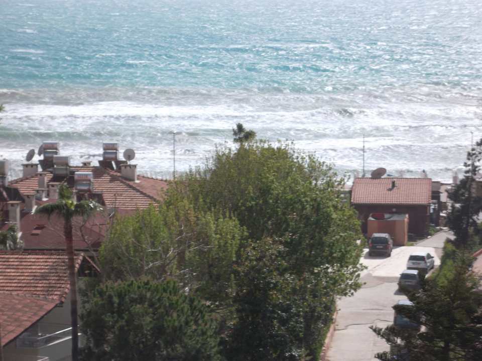 Blick zum Strand und Restaurant Hotel Sirma