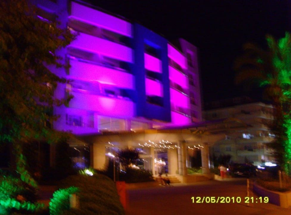 Отель красиво подсвечивается Timo Deluxe Resort