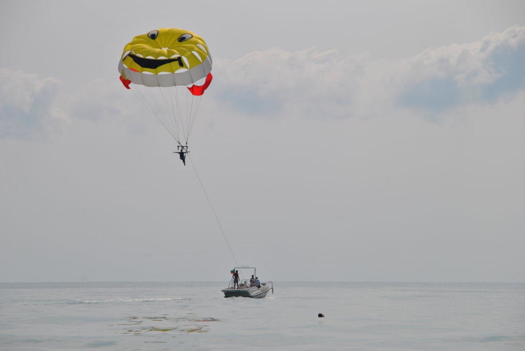 Parasailing meiner Frau  Flamingo Grand Hotel & Spa