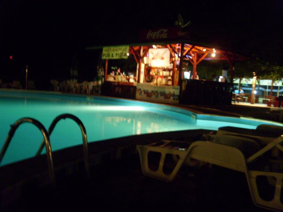 Poolbar bei Nacht Hotel Sirena Delphin