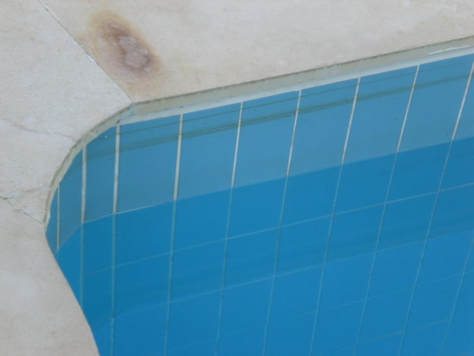 Das ist keine Zierleiste im Pool Enki Hotel