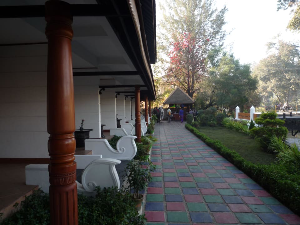 Links die Eingänge zu den DZ Hotel Amazing Nyaung Shwe