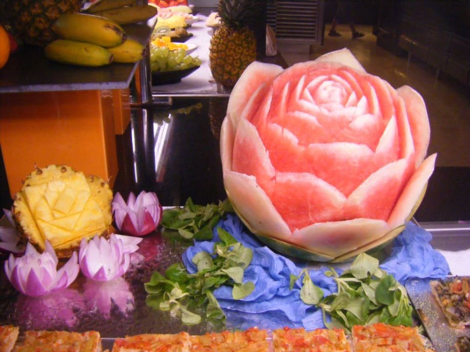 toll geschnitzte Verzierungen am Buffet Iberostar Waves Playa de Muro