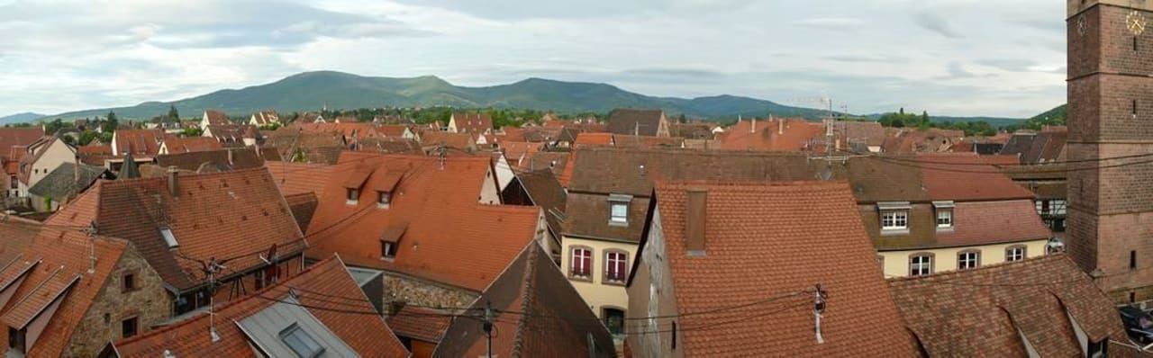 Blick aus dem Hotel über Obernai zum Odilienberg Hotel Le Colombier