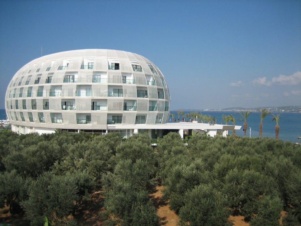 Widok na budynek główny Gold Island Selected