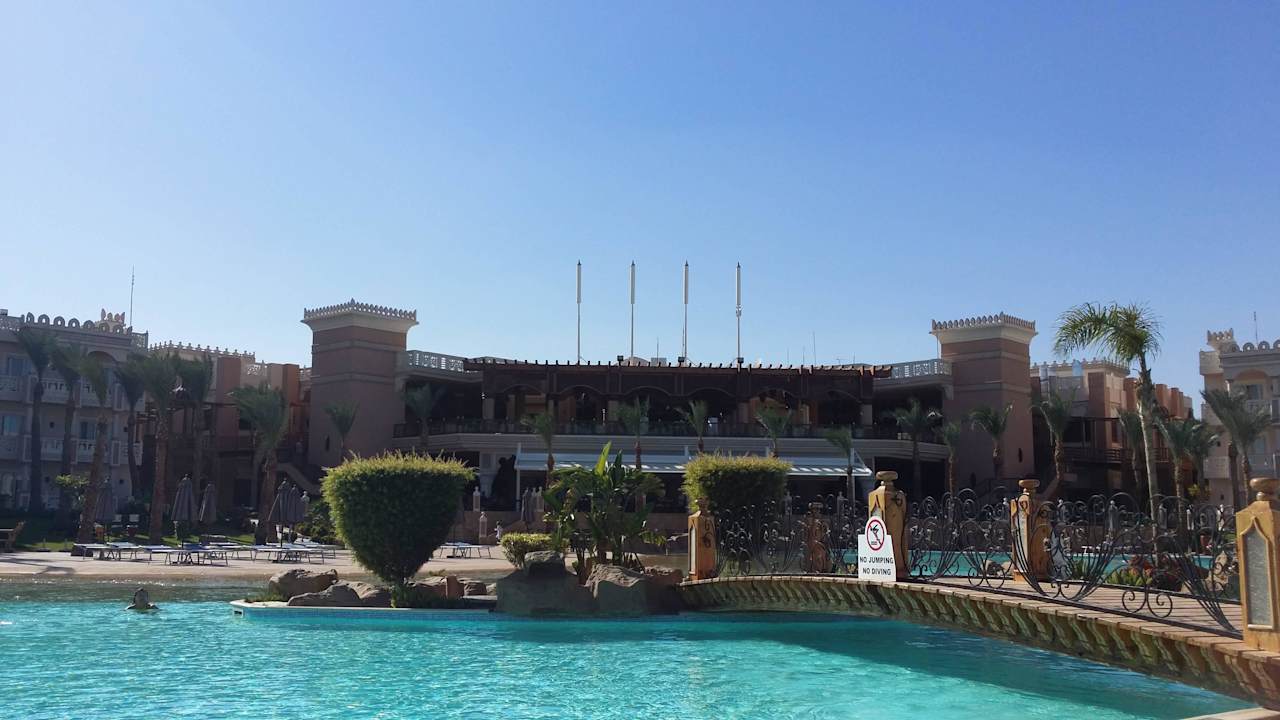 Widok na Lobby z basenów. Pickalbatros Palace Resort