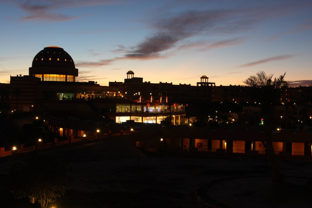 Hotel at night Malikia Resort Abu Dabbab