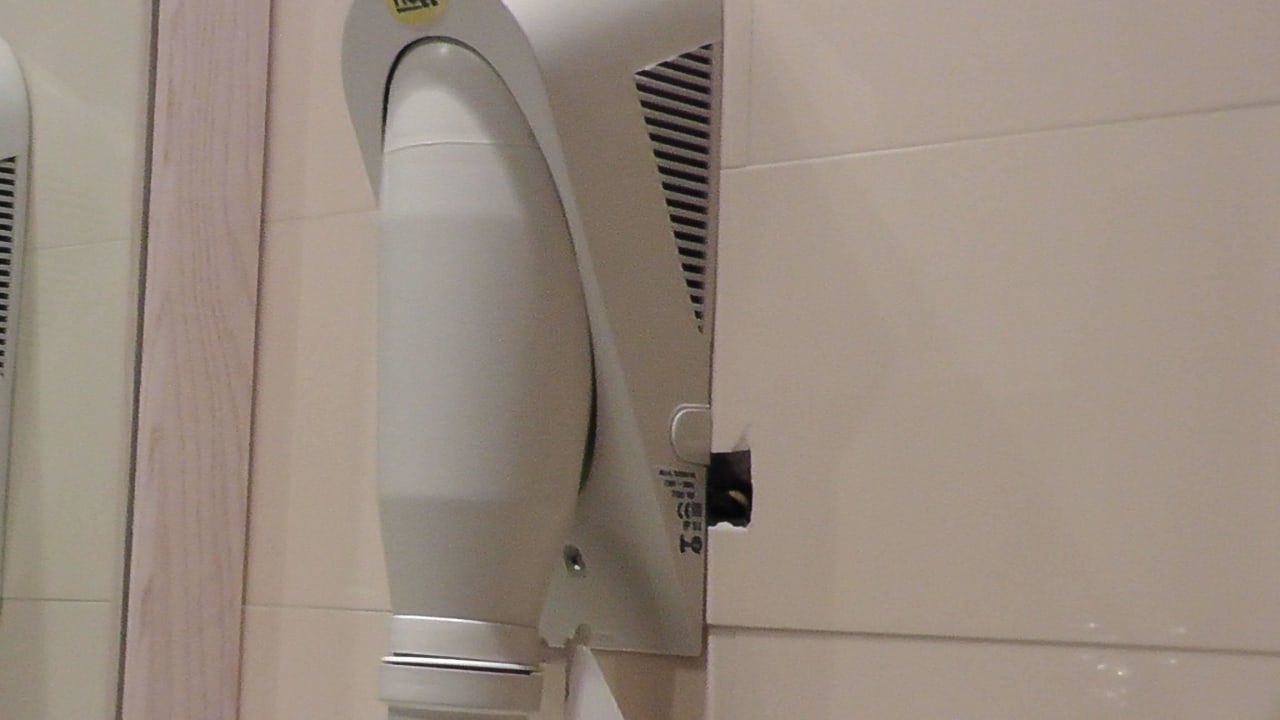Offene Kabel im Bad Caravel Bike Hotel
