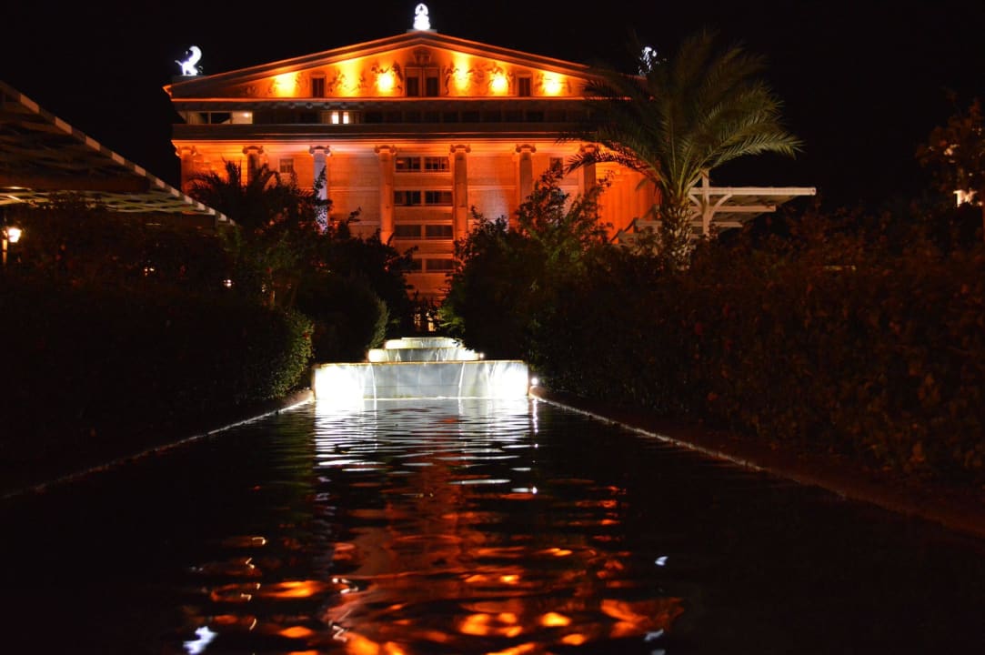 Haupthaus bei Nacht Kaya Artemis Resort