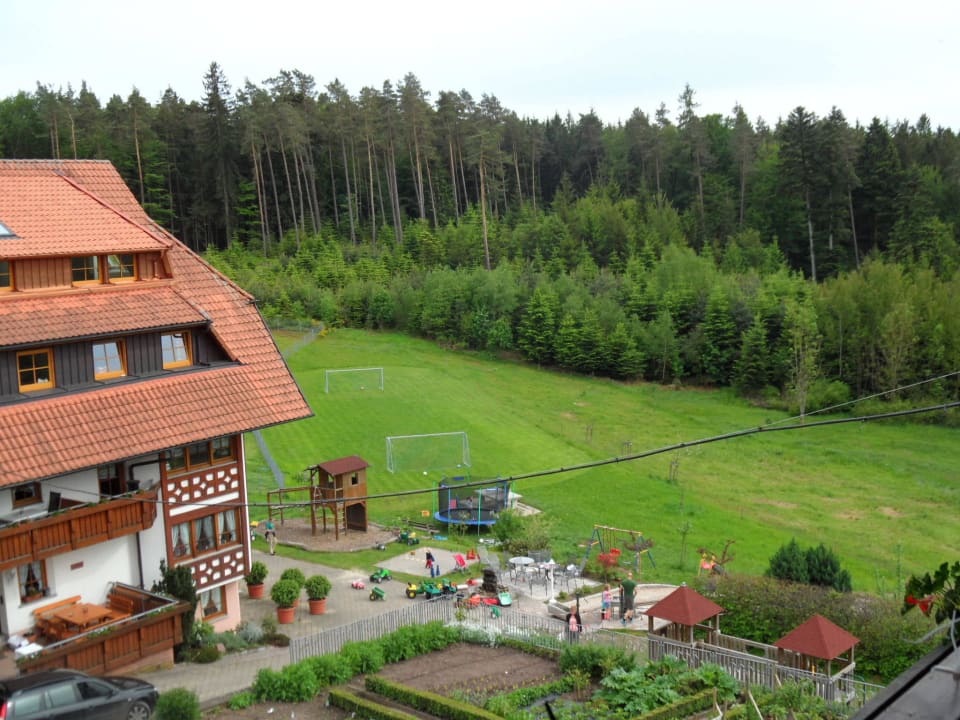 Blick vom Balkon 1  Schlosshof - der Urlaubsbauernhof