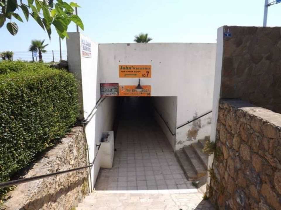 Rechter Durchgang zum Strand Şevki Bey Hotel