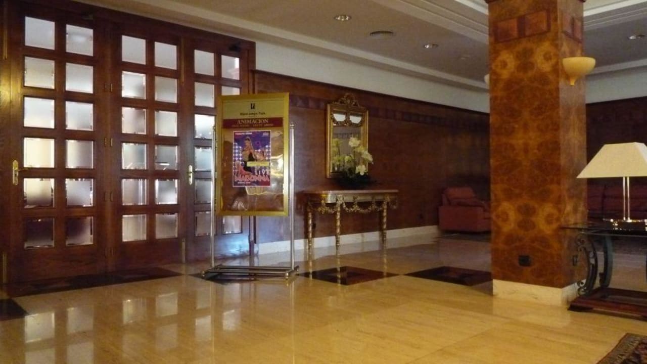 Eingang Restaurant mit Hinweis auf Abendprogramm Hipotels Hipocampo Palace & Spa