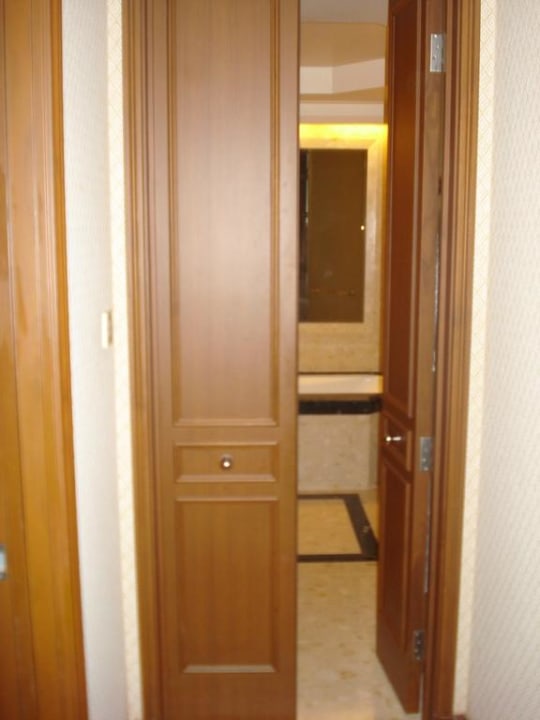 Flügeltür zum Bad Hotel The Peninsula Bangkok