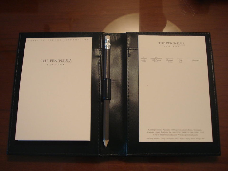 Ledernes Notizbuch - geöffnet Hotel The Peninsula Bangkok