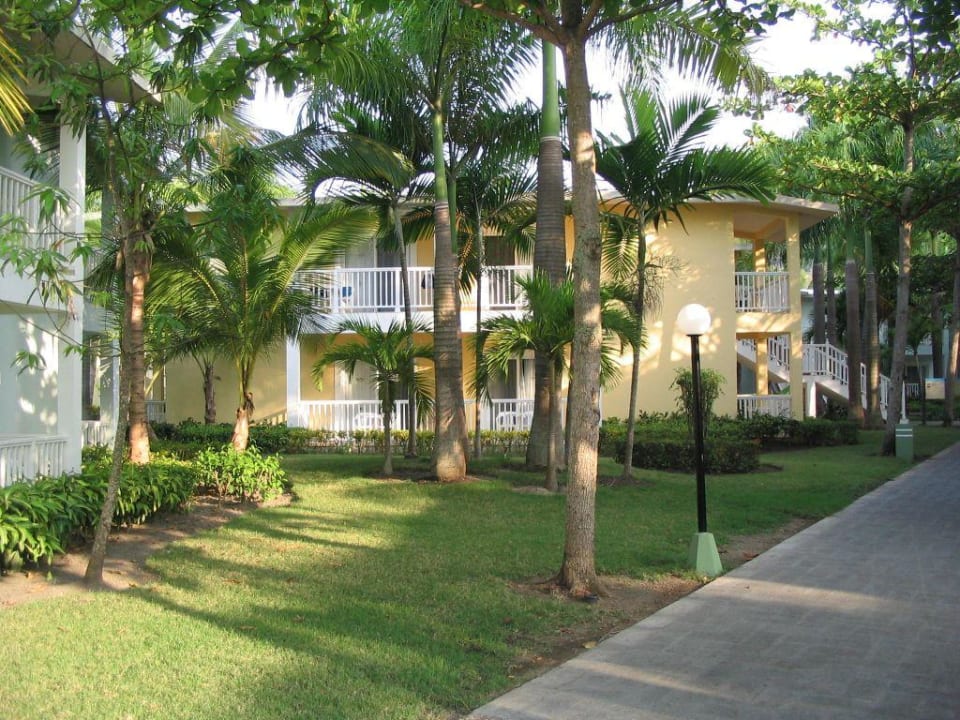 Gartenanlage rund um die Bungalows Playabachata Hotel