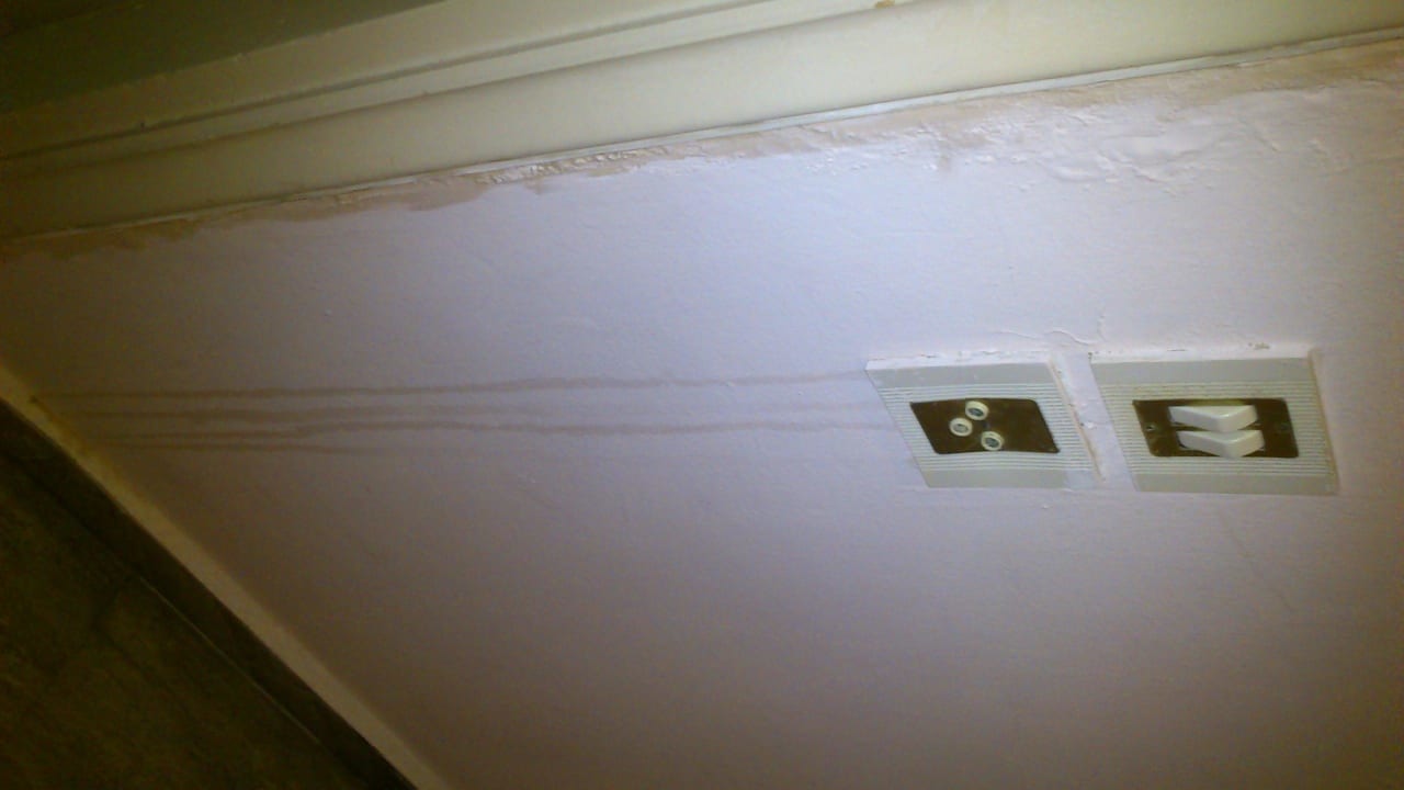 Wand zwischen Flur und Dusche Hotel Brascos