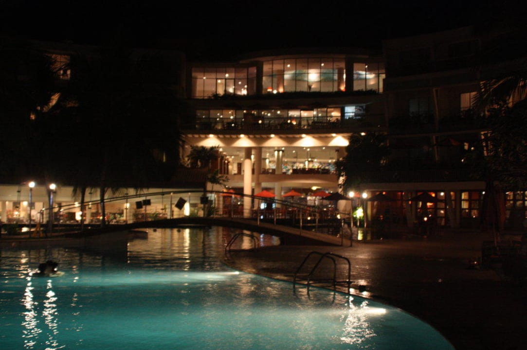 Poolanlage bei Nacht Occidental Eden Beruwala, a member of Barcelo Hotel Group