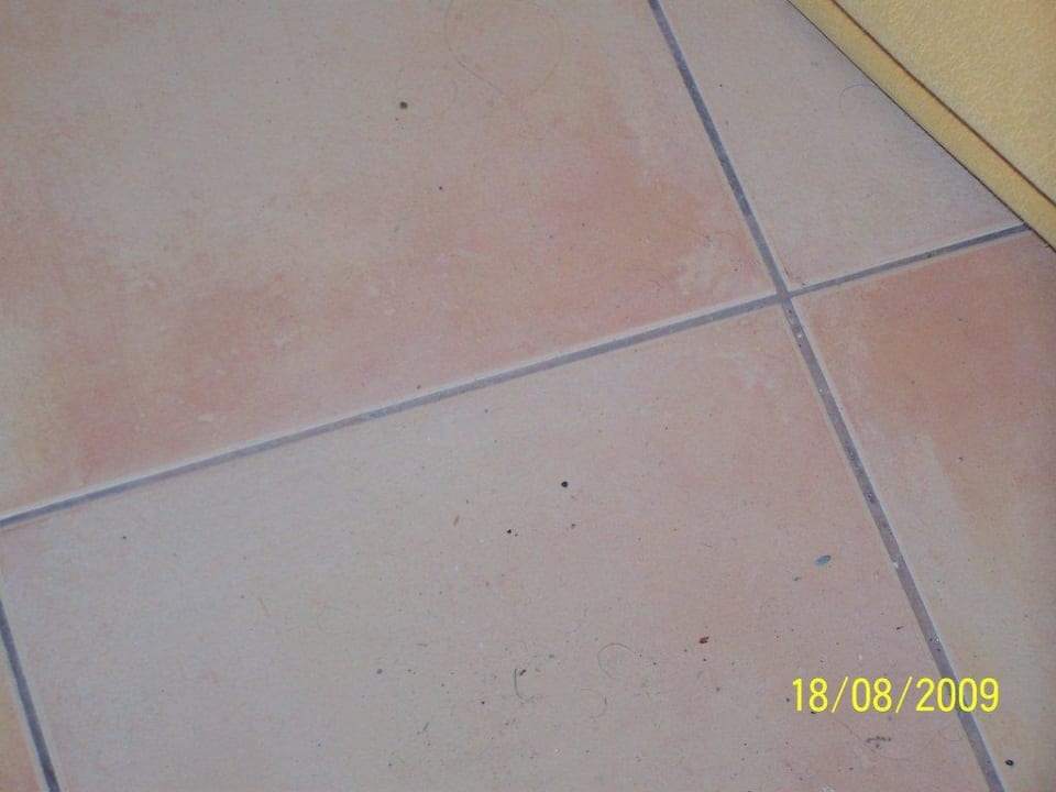 das Bett nur 10 cm verschoben; eklig Club Turtas Beach Hotel