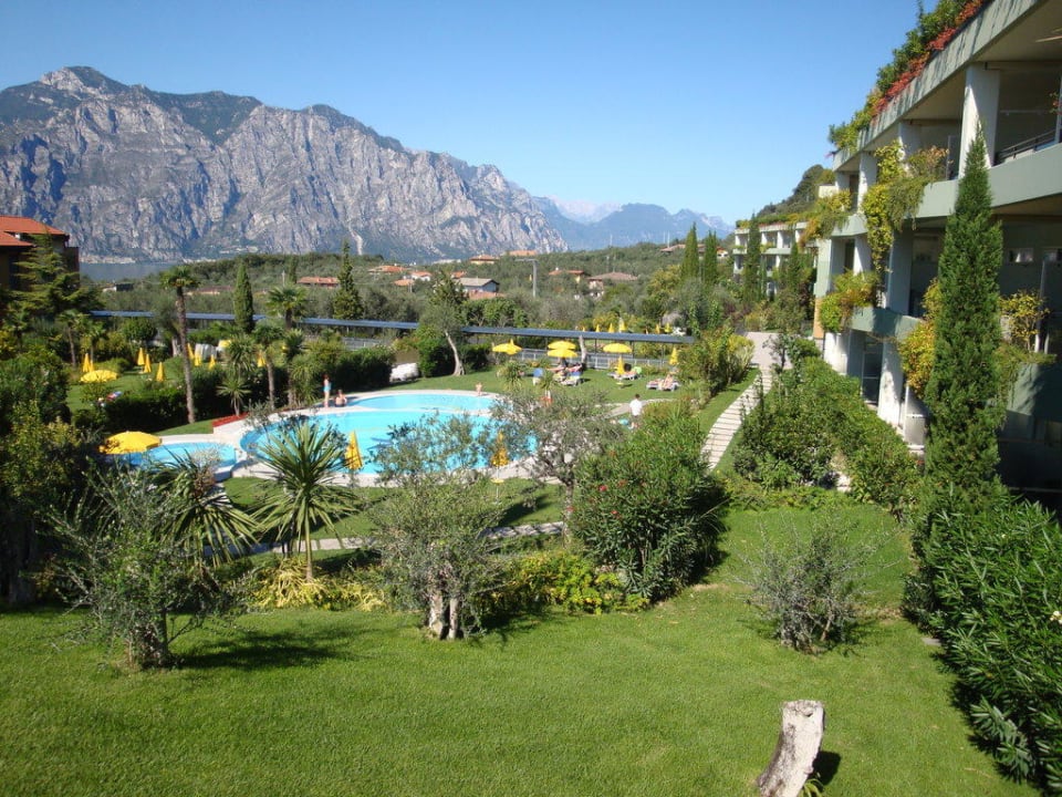 Großzügig angelegte Gartenanlage mit Blick auf die Berge Hotel Majestic Palace