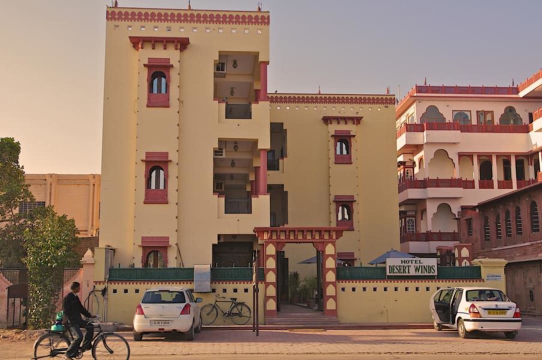 Offene Terrasse auf dem Dach und rechts vom Eingang Hotel Desert Winds