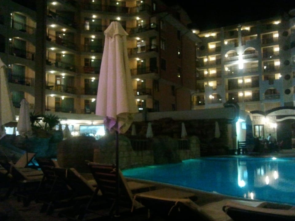 Pool nachts Karolina Hotel