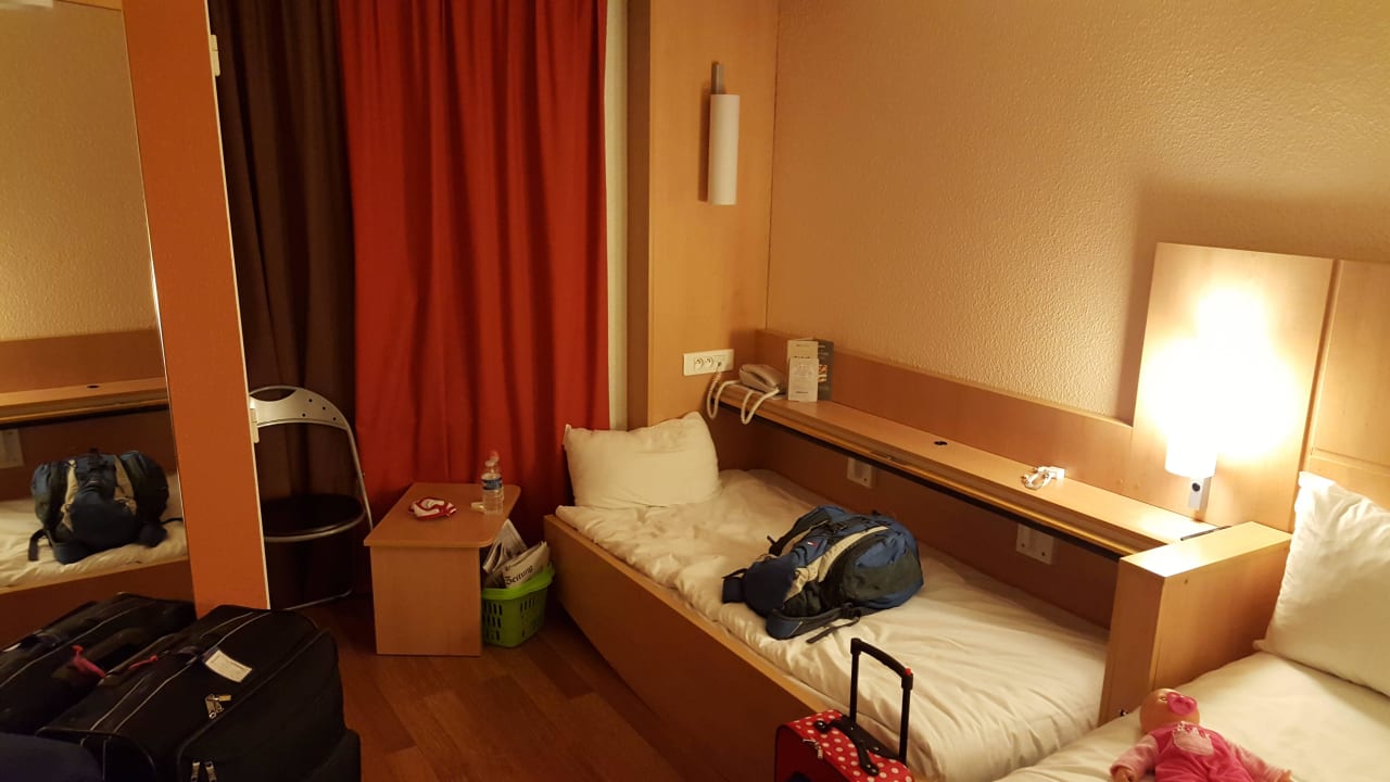 Ausgeklapptes Einzelbett ibis Paris Coeur d'Orly Airport