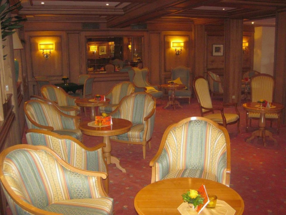 Aufenthaltsraum hinter dem Eingang Erfurth's Bergfried Ferien & Wellnesshotel