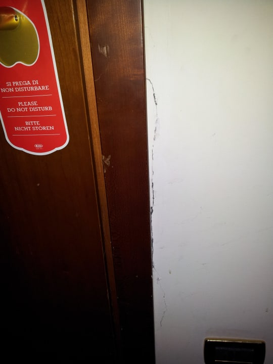Wand beim Eingang Romoli Hotel