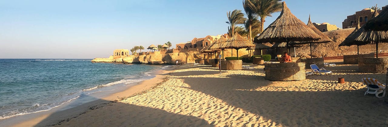 Rechte Seite der Bucht Mövenpick Resort El Quseir