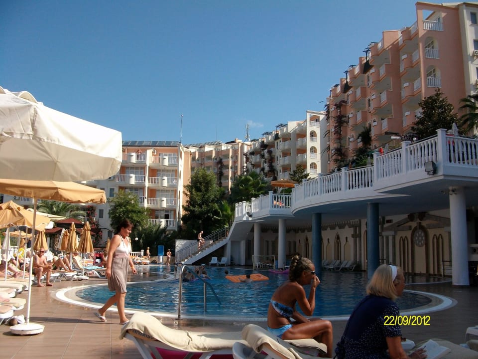 Pool am morgen Hotel Club Paradiso