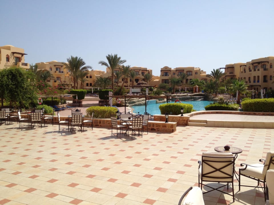 Blick auf Poolanlage Steigenberger Coraya Beach - Adults only