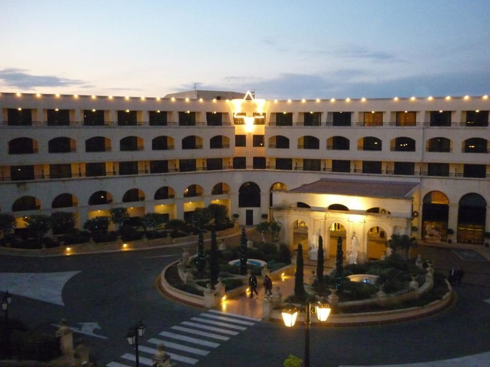 Aussenansicht abends Grand Hotel Excelsior Malta