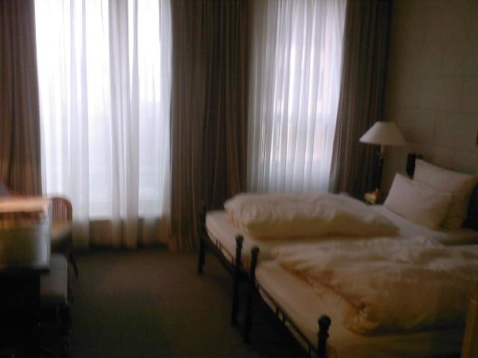 Blick zum Bett und ins Zimmer Hotel Elbflorenz Dresden