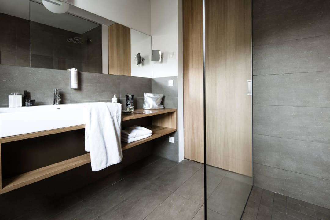 Badezimmer Panoramasuite Arunda Hotel Weisses Kreuz