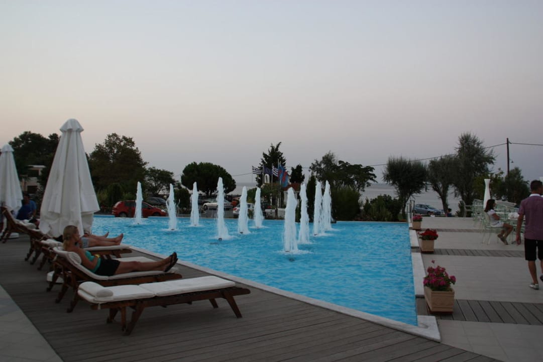 Wasserspiel rund um das Haupthaus alltoura Club Hotel Poseidon Palace