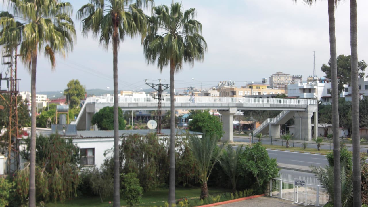 Neue Brücke über die vielbefahrene Straße gebaut Yalihan Aspendos
