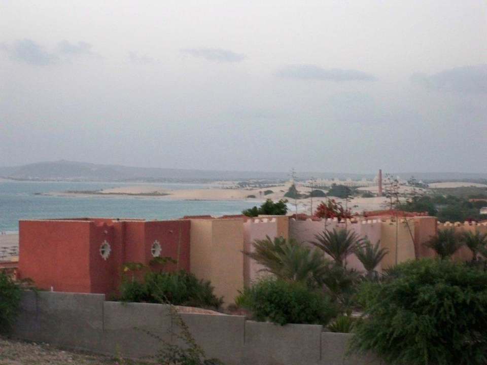 Blick auf's Nachbarhotel & Sal Rei VOI Praia De Chaves Resort